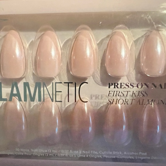 NEW Glamnetic First Kiss Short Almond Press On Nails - Picture 5 of 5